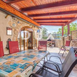 OTOK KRK, šire područje grada KRKA - kamena kuća u nizu s s bazenom, jacuzzijem i panoramskim pogledom na more