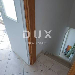 OTOK KRK, SOLINE - Apartman na dvije etaže, krovna terasa, vlastiti parking, samo 60 metara od mora