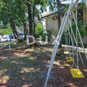 OTOK KRK, SOLINE - Apartman na dvije etaže, krovna terasa, vlastiti parking, samo 60 metara od mora
