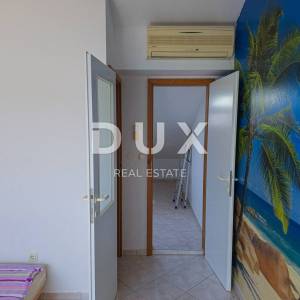 OTOK KRK, SOLINE - Apartman na dvije etaže, krovna terasa, vlastiti parking, samo 60 metara od mora