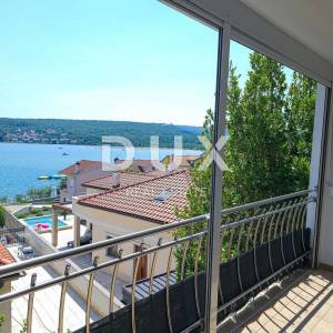 OTOK KRK, SOLINE - Apartman na dvije etaže, krovna terasa, vlastiti parking, samo 60 metara od mora