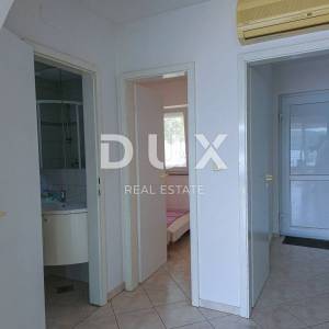 OTOK KRK, SOLINE - Apartman na dvije etaže, krovna terasa, vlastiti parking, samo 60 metara od mora