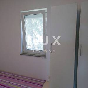 OTOK KRK, SOLINE - Apartman na dvije etaže, krovna terasa, vlastiti parking, samo 60 metara od mora