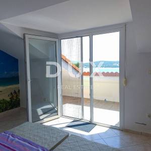 OTOK KRK, SOLINE - Apartman na dvije etaže, krovna terasa, vlastiti parking, samo 60 metara od mora