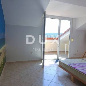 OTOK KRK, SOLINE - Apartman na dvije etaže, krovna terasa, vlastiti parking, samo 60 metara od mora