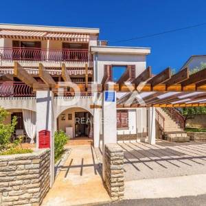 OTOK KRK, ŠOTOVENTO - Samostojeća kuća sa 3 apartmana i pogledom na more