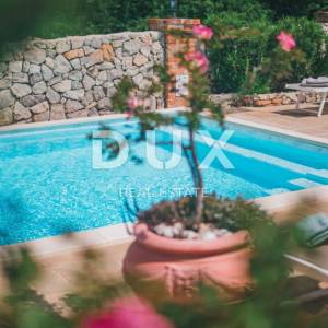 OTOK KRK, UVALA SOLINE - Kuća s bazenom 50 m od mora