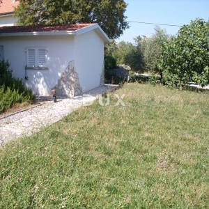 OTOK KRK, UVALA SOLINE (OKOLICA) - Kuća sa vrtom i garažom