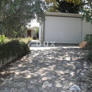 OTOK KRK, UVALA SOLINE (OKOLICA) - Kuća sa vrtom i garažom