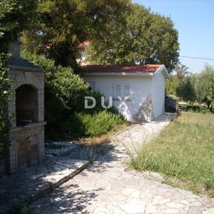 OTOK KRK, UVALA SOLINE (OKOLICA) - Kuća sa vrtom i garažom