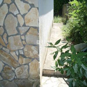 OTOK KRK, UVALA SOLINE (OKOLICA) - Kuća sa vrtom i garažom