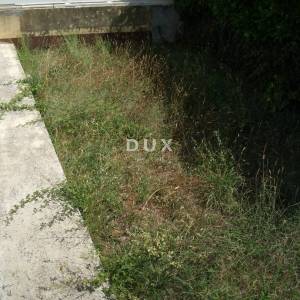 OTOK KRK, UVALA SOLINE (OKOLICA) - Kuća sa vrtom i garažom