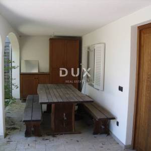 OTOK KRK, UVALA SOLINE (OKOLICA) - Kuća sa vrtom i garažom