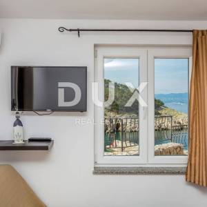 OTOK KRK, VRBNIK - Atraktivni kompleks kuća prvi red do mora