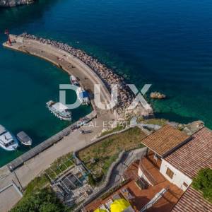OTOK KRK, VRBNIK - Atraktivni kompleks kuća prvi red do mora
