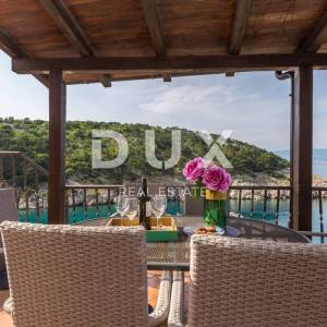 OTOK KRK, VRBNIK - Atraktivni kompleks kuća prvi red do mora