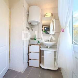OTOK KRK, VRBNIK - kuća s dva odvojena apartmana