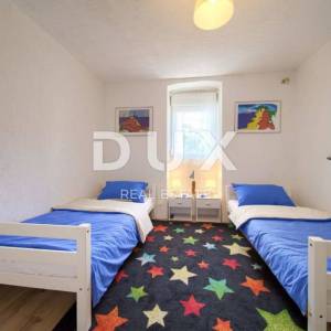 OTOK KRK, VRBNIK - kuća s dva odvojena apartmana