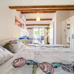OTOK KRK, VRBNIK - kuća s dva odvojena apartmana