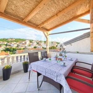 OTOK KRK, VRBNIK - kuća s dva odvojena apartmana