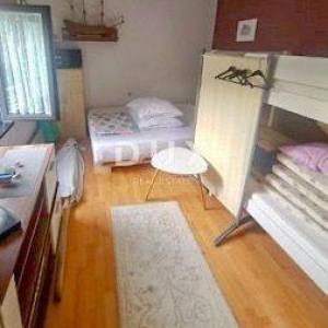 OTOK KRK, VRBNIK- Kuća s dva apartmana