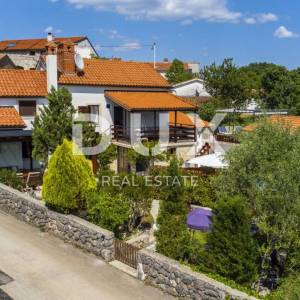 OTOK KRK, VRBNIK (okolica) - PRILIKA! Kuća s bazenom i jacuzzijem
