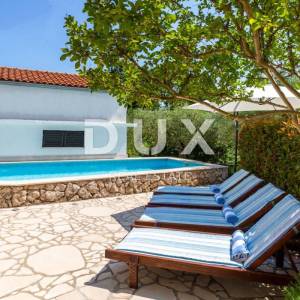 OTOK KRK, VRBNIK (okolica) - PRILIKA! Kuća s bazenom i jacuzzijem