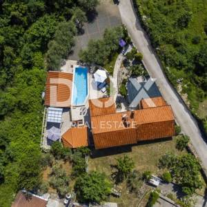 OTOK KRK, VRBNIK (okolica) - PRILIKA! Kuća s bazenom i jacuzzijem