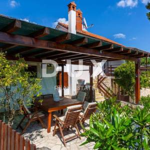OTOK KRK, VRBNIK (okolica) - PRILIKA! Kuća s bazenom i jacuzzijem