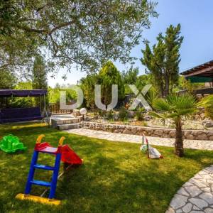 OTOK KRK, VRBNIK (okolica) - PRILIKA! Kuća s bazenom i jacuzzijem
