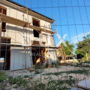 OTOK KRK, VRBNIK - Pola dvojne kuće za odmor s pogledom na more 