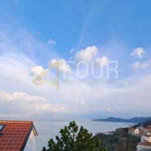 Otok Krk, Vrbnik - stara jezgra, kuća s pogledom na more