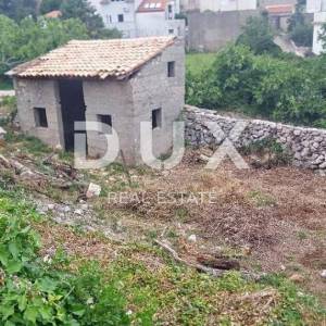 OTOK KRK, VRBNIK- Starina s potencijalom i 473 m² poljoprivrednog zemljišta, 250m od plaže i s pogledom na more!