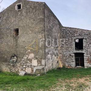 Otok Krk, Žgaljići, zemljište od 1.073m2 s kamenom starinom