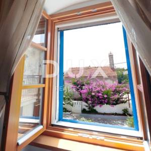 OTOK MOLAT - Jedinstvena dvojna kuća s bazenom u srcu mjesta Molat