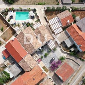 OTOK MOLAT - Jedinstvena dvojna kuća s bazenom u srcu mjesta Molat