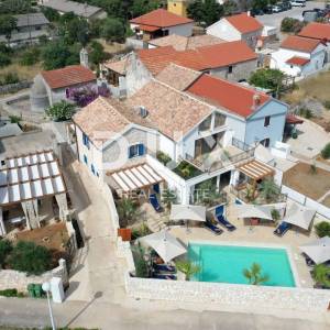 OTOK MOLAT - Jedinstvena dvojna kuća s bazenom u srcu mjesta Molat