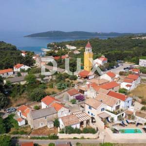 OTOK MOLAT - Jedinstvena dvojna kuća s bazenom u srcu mjesta Molat