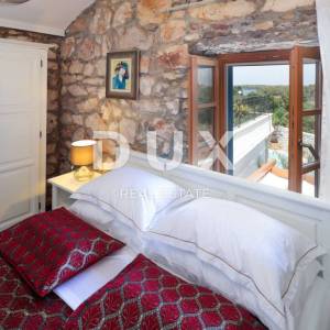 OTOK MOLAT - Jedinstvena dvojna kuća s bazenom u srcu mjesta Molat