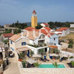OTOK MOLAT - Jedinstvena dvojna kuća s bazenom u srcu mjesta Molat