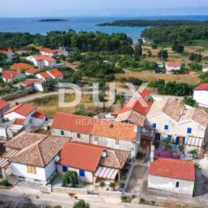 OTOK MOLAT - Jedinstvena dvojna kuća s bazenom u srcu mjesta Molat