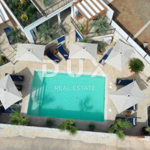 OTOK MOLAT - Jedinstvena dvojna kuća s bazenom u srcu mjesta Molat