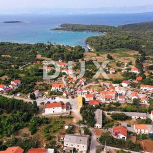 OTOK MOLAT - Jedinstvena dvojna kuća s bazenom u srcu mjesta Molat