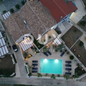 OTOK MOLAT - Jedinstvena dvojna kuća s bazenom u srcu mjesta Molat