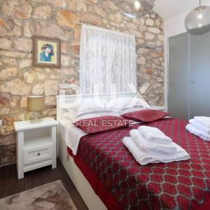OTOK MOLAT - Jedinstvena dvojna kuća s bazenom u srcu mjesta Molat