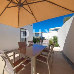 OTOK PAG, JAKIŠNICA - vrhunska moderna duplex vila s bazenom