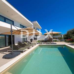 OTOK PAG, JAKIŠNICA vrhunska moderna duplex vila s bazenom