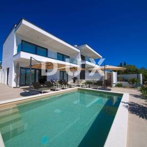 OTOK PAG, JAKIŠNICA vrhunska moderna duplex vila s bazenom