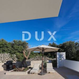 OTOK PAG, JAKIŠNICA - vrhunska duplex vila s bazenom