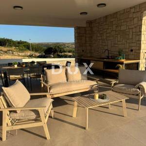OTOK PAG, KOLAN - vila 200m2 s bazenom  + okoliš 400m2